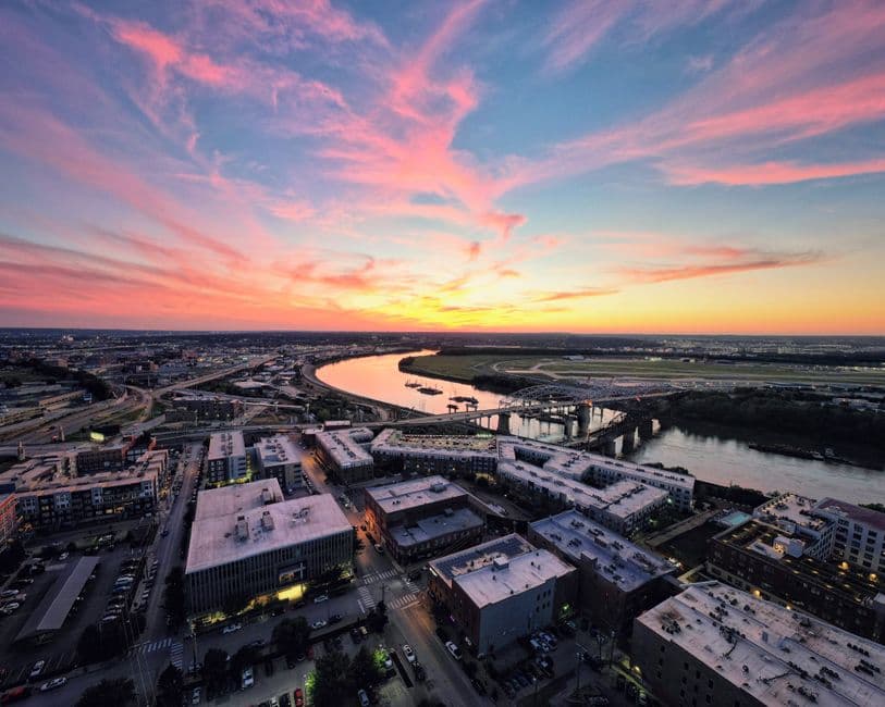 Vista aérea de una ciudad al amanecer, en el chat de Lewisville