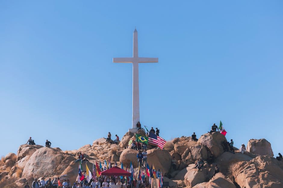 Multitud reunida junto a una cruz, en el chat de Las Cruces
