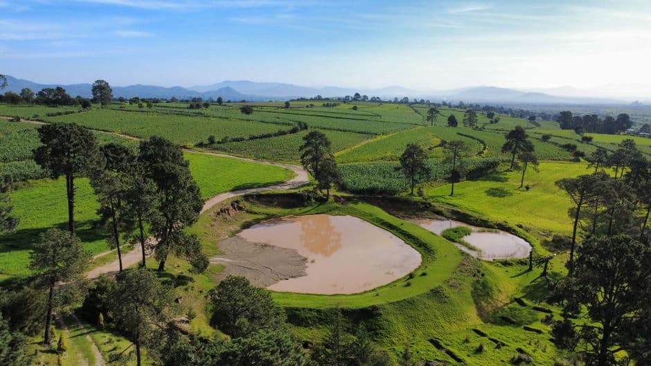 Vista aérea de un paisaje mexicano con un estanque, en el chat de Pantepec