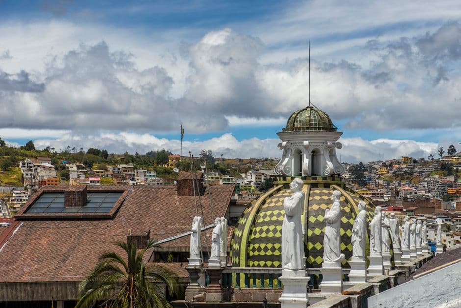 Cúpula de una iglesia vista desde abajo, en el chat de Calvas
