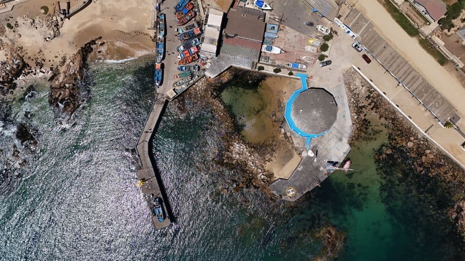 Vista aérea de un muelle en la costa chilena, en el chat de Santo Domingo