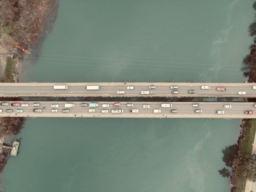 Vista aérea del tráfico sobre un puente que cruza un río, en el chat de Puente Alto