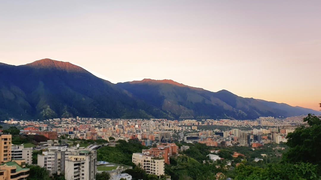 Vista de una ciudad con montañas al fondo, en el chat de Santa Teresa del Tuy