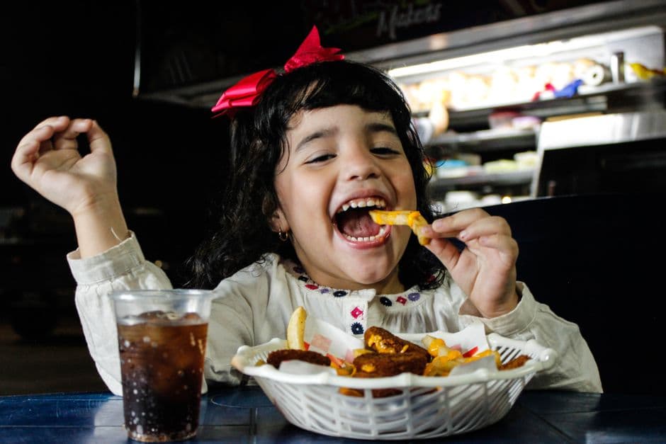 Joven con pelo oscuro come papas fritas, en la sala de chat de San Francisco