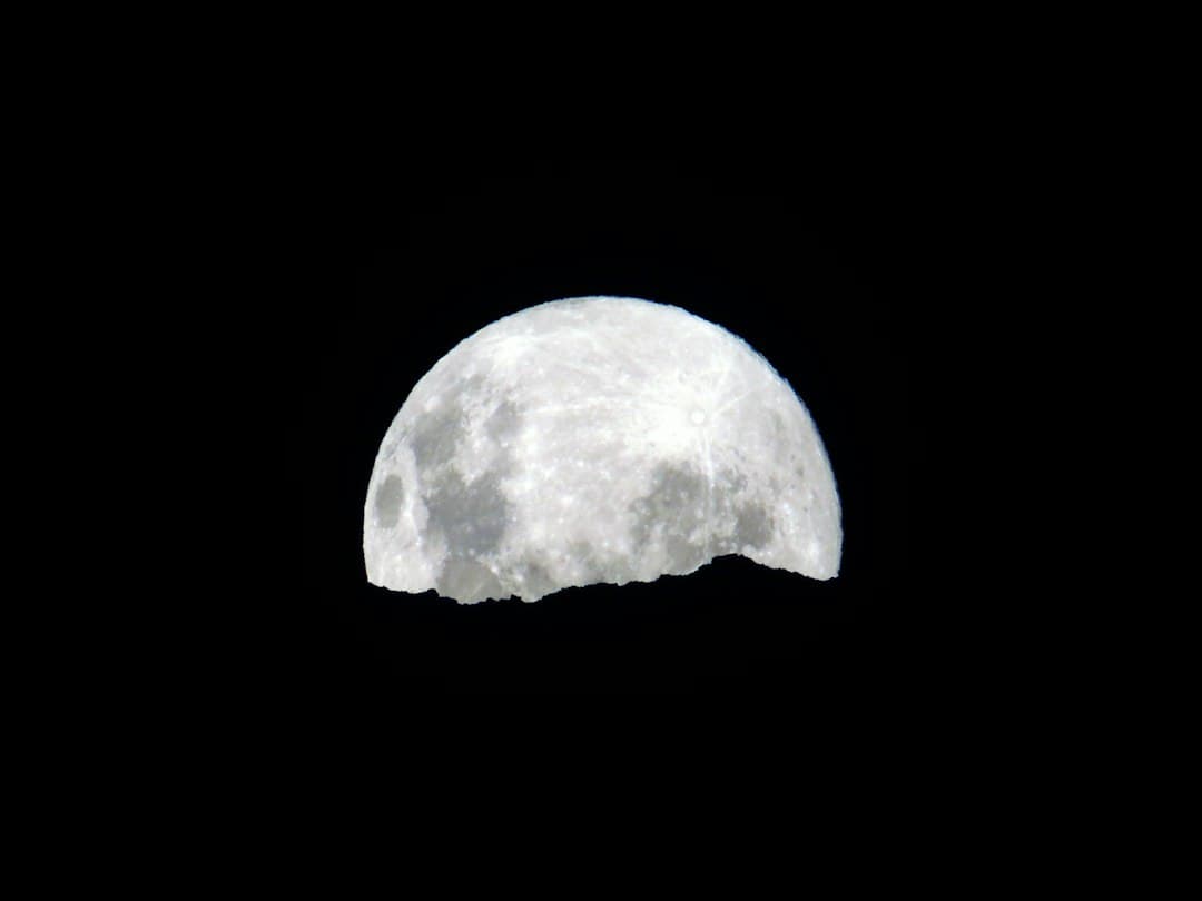 Luna llena en un cielo nocturno oscuro, en el chat de La Florida