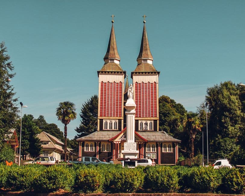 Iglesia de madera con dos torres, en el chat de San Bernardo