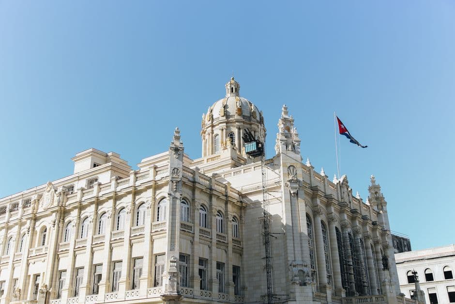 Fachada de un edificio de gobierno, en el chat de Carlos Manuel de Céspedes