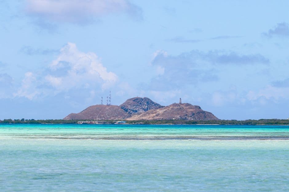 Nubes sobre la costa con colinas al fondo, en el chat de Mariño