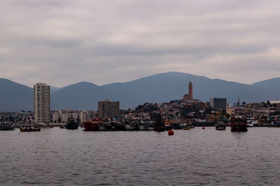 Barcos en el mar junto a una ciudad, en el chat de Coquimbo