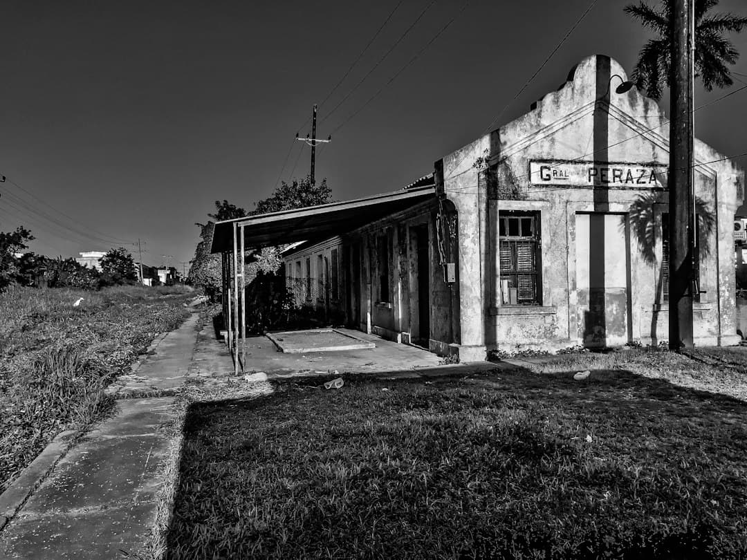 Edificio de hormigón en blanco y negro, en el chat de Boyeros