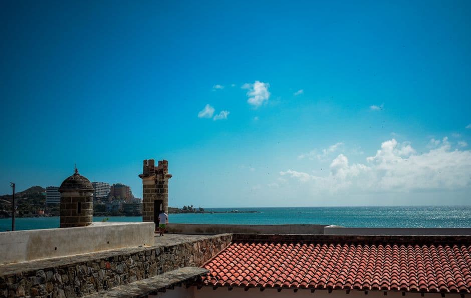 Tejado rojo bajo un cielo azul, en el chat de La Guaira