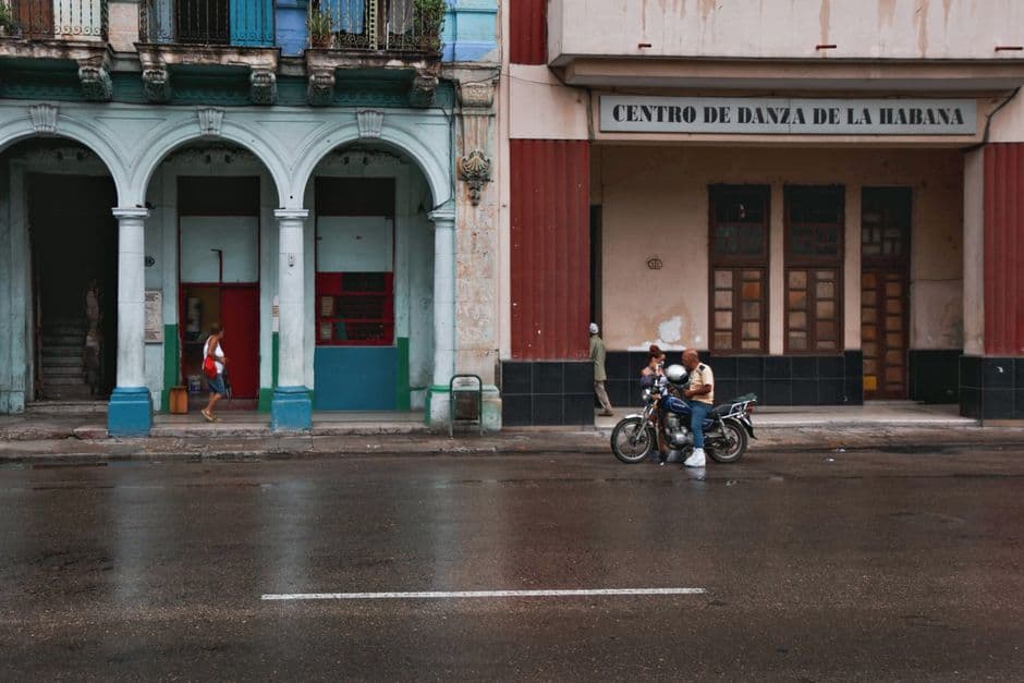 Persona con una motocicleta en la ciudad, en el chat de Diez de Octubre