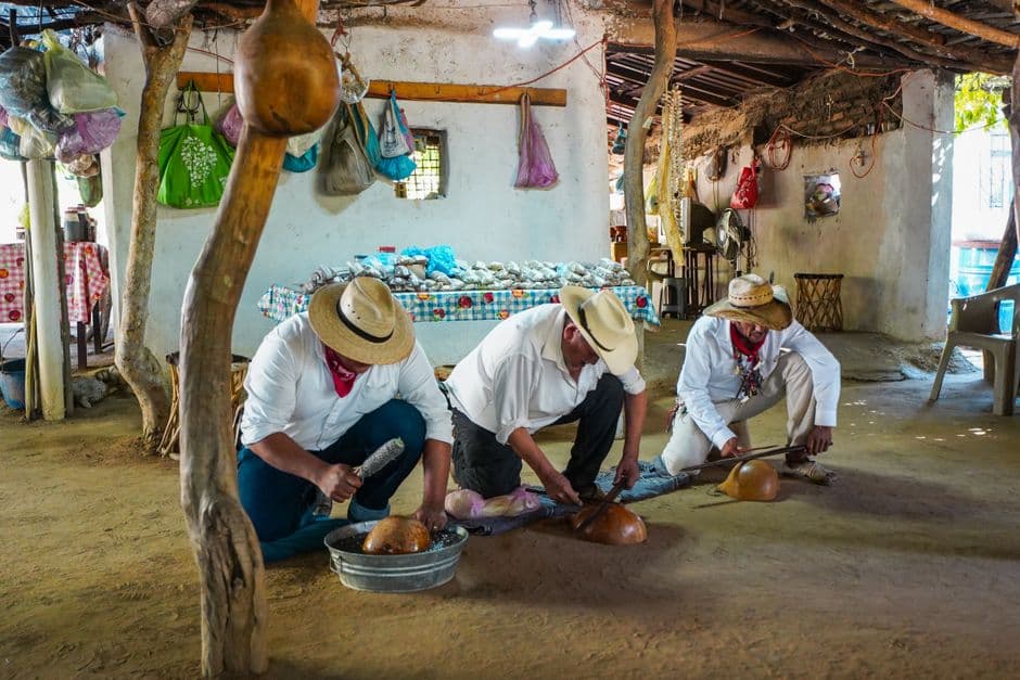 Hombres trabajando manualmente en un espacio interior, en la sala de chat de Sinaloa