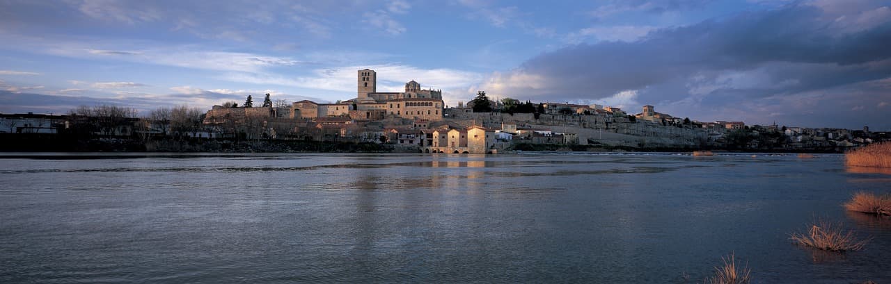 Panorámica de un río con la ciudad al fondo, en el chat de Zamora