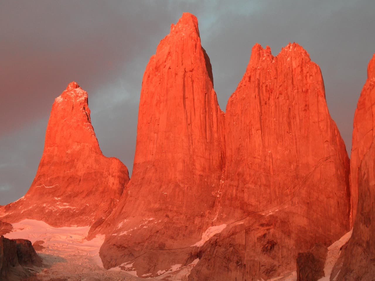 Montañas de un paisaje turístico natural, en el chat de Torres