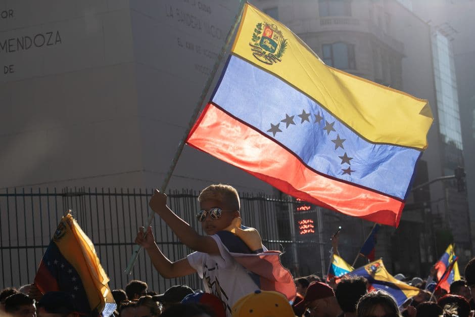 Manifestación con banderas ondeando, en el chat de Páez
