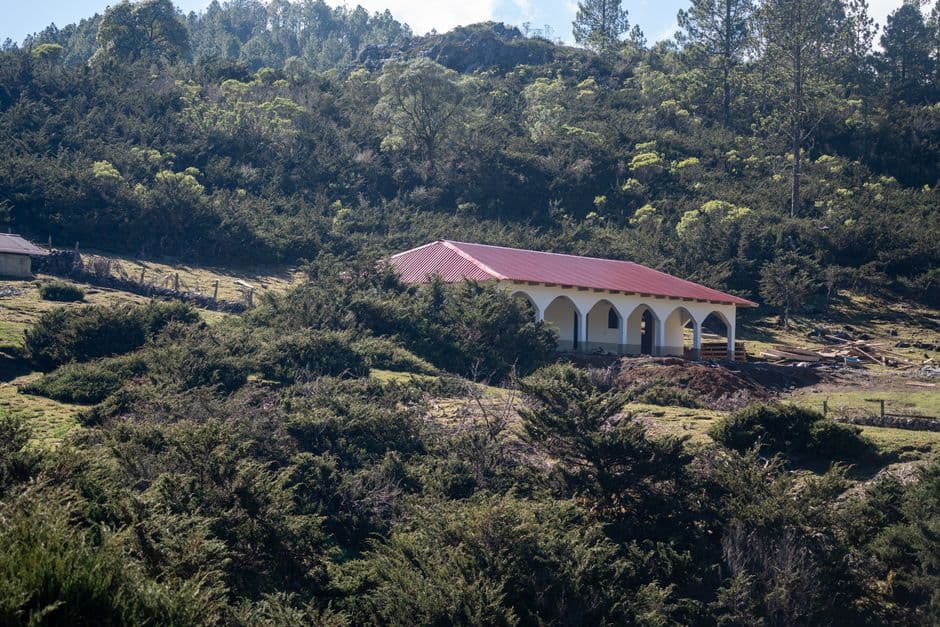 Edificio rural entre campos y vegetación, en el chat de Villa Canales