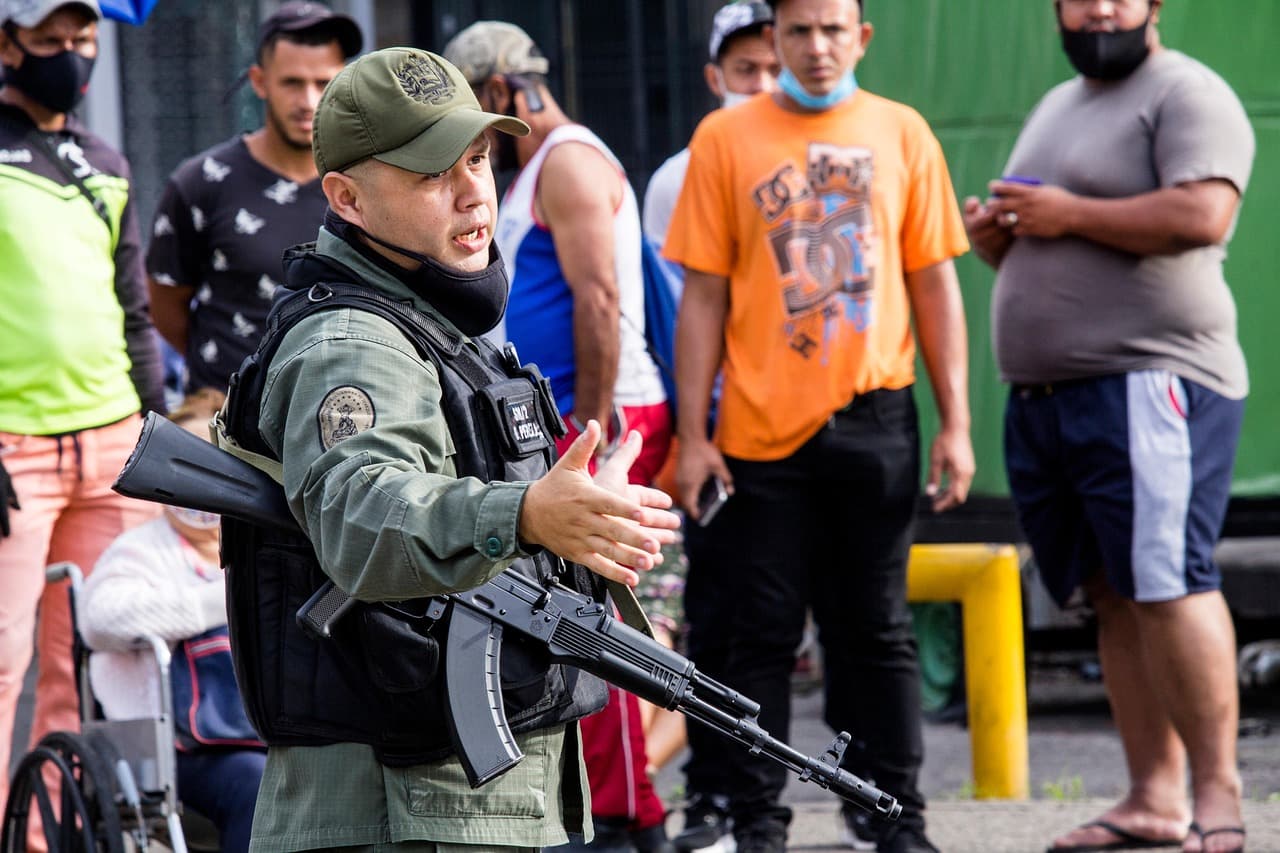 Soldado militar de uniforme, en el chat de Ocumare del Tuy