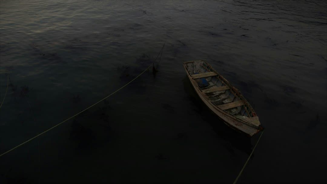 Pequeña barca flotando sobre el agua, en el chat de Talcahuano