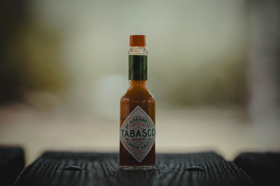 Una botella de Tabasco sobre una mesa, en la sala de chat de Tabasco