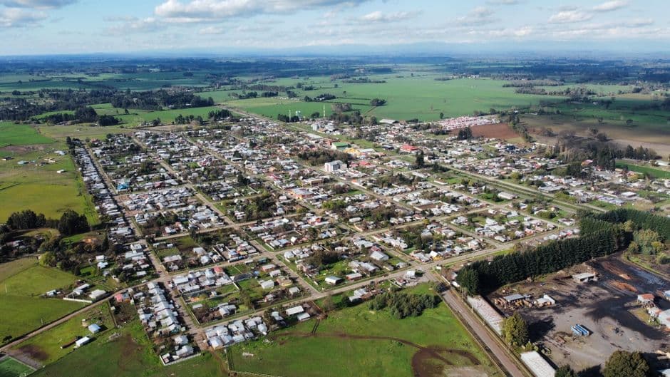 Vista aérea de un amplio paisaje de pueblo rural, en el chat de Villa Alemana
