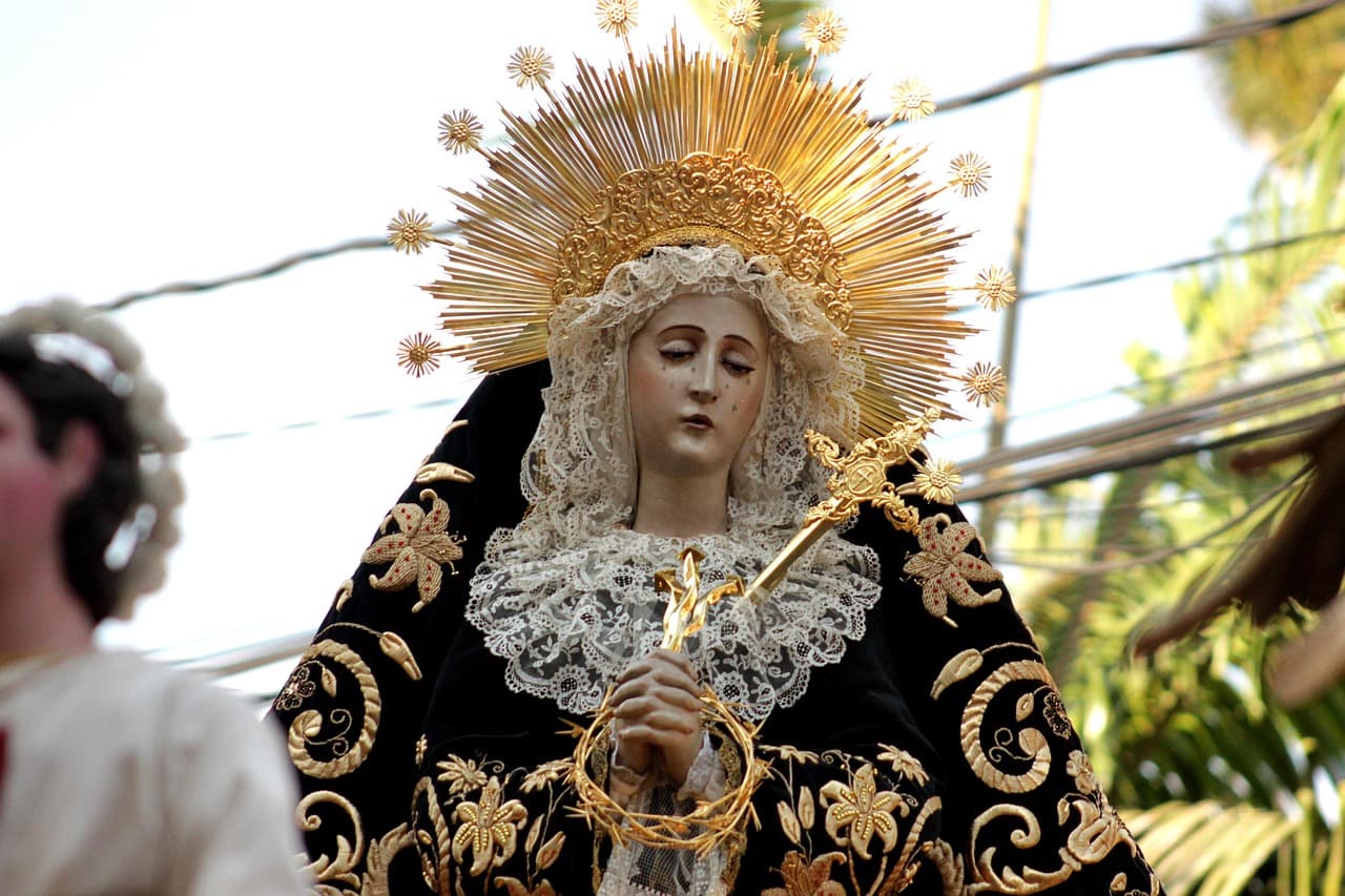 Procesión por la calle, en el chat de Momostenango
