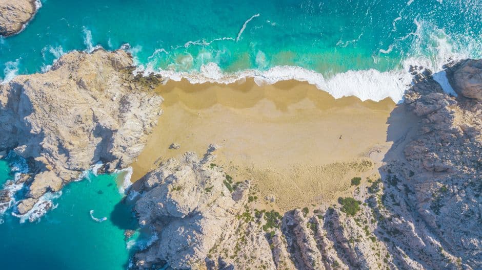 Vista aérea de una playa, en el chat de San José del Cabo