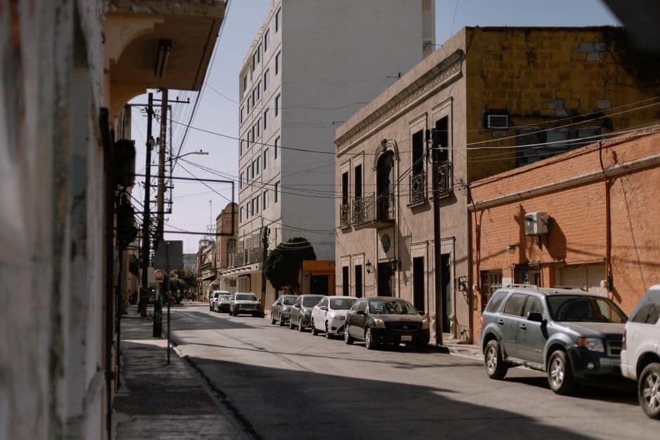 Calle empedrada con fachadas coloniales y peatones transitando, en la sala de chat de Tamaulipas