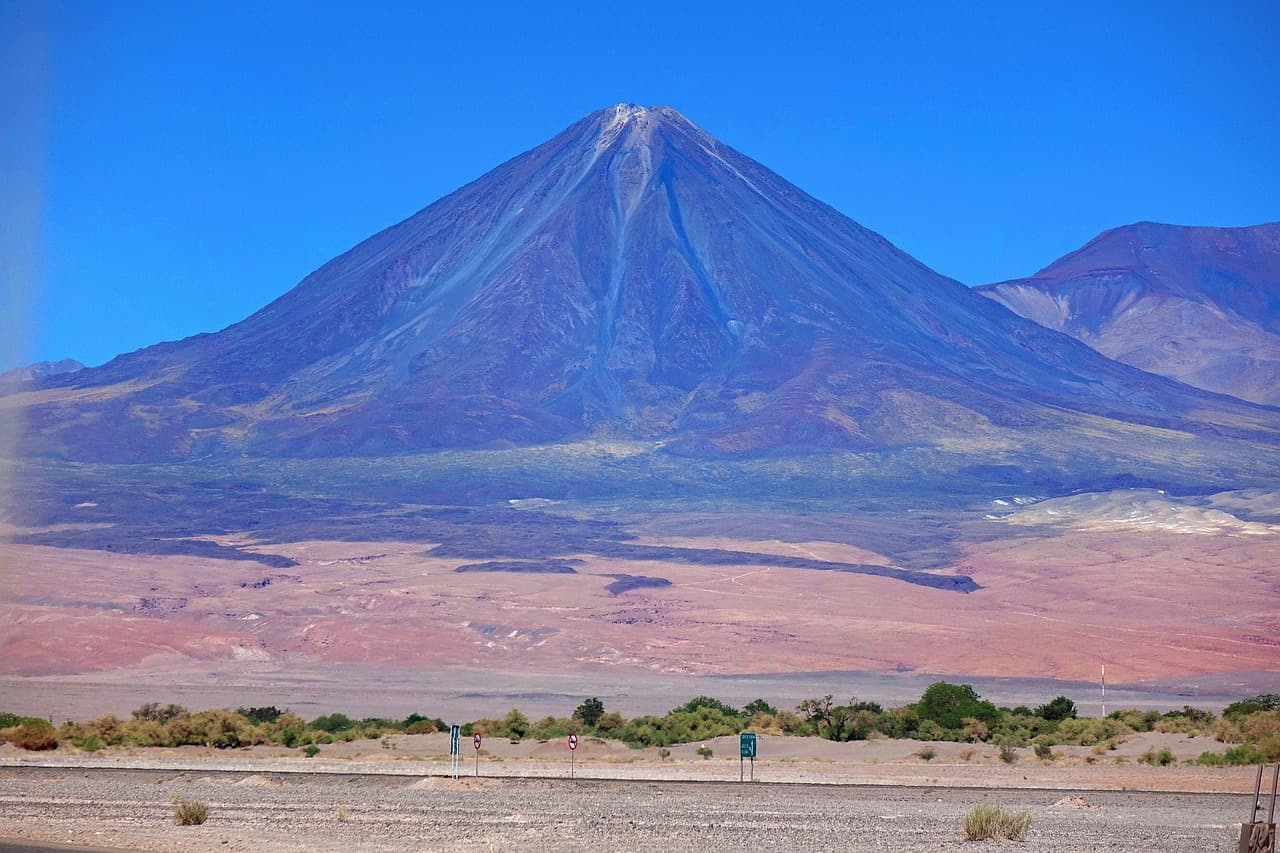 Volcán y paisaje desértico bajo el cielo, en el chat de San Pedro de la Paz