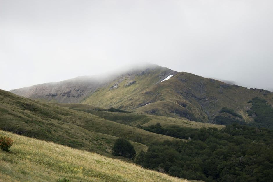 Montañas con cerros y bosque bajo el cielo, en el chat de Cerro Navia
