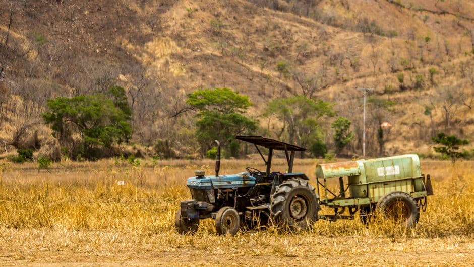Tractor en un campo de hierba, en el chat de Cagua