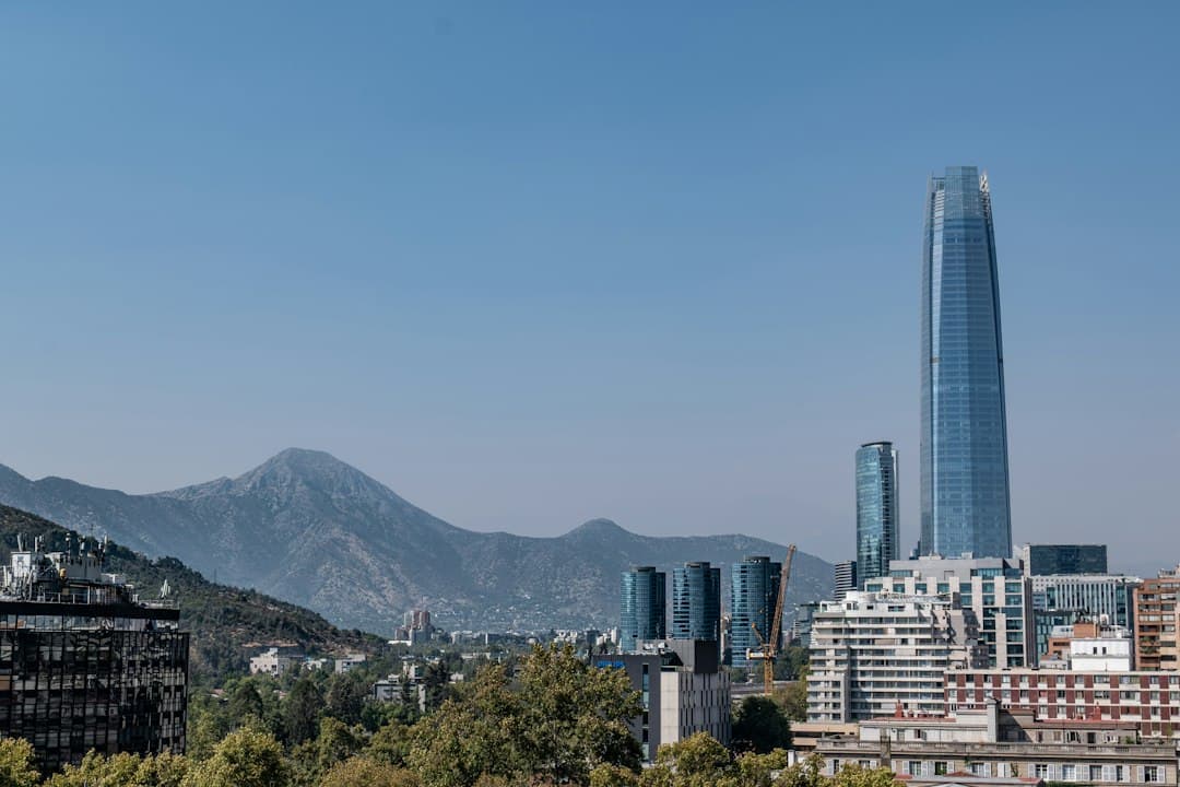 Vista de la ciudad con montañas al fondo, en el chat de Providencia