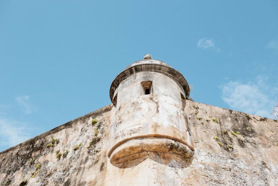 Muro de concreto bajo un cielo azul, en el chat de San Juan de Los Morros