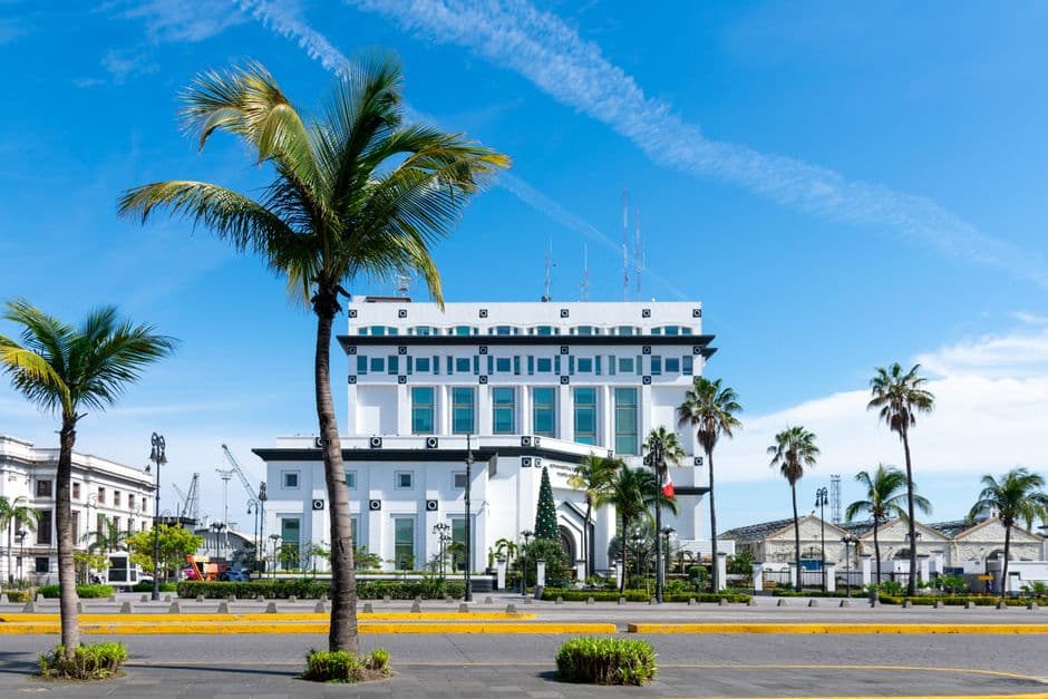 Edificio gubernamental histórico con columnas y fachada colonial, en el chat de Veracruz