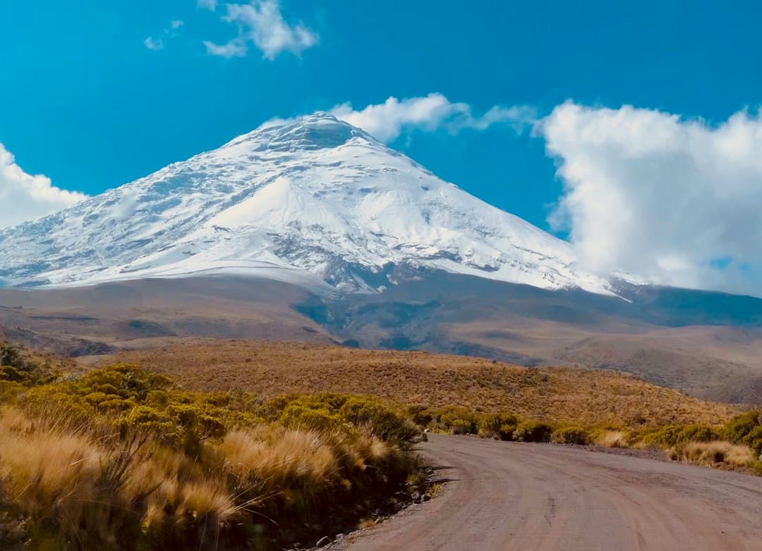 Montaña blanca y negra bajo un cielo azul de día, en el chat de La Libertad