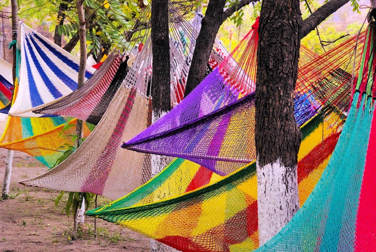 Hamacas de colores en un mercado, en el chat de Pochuta