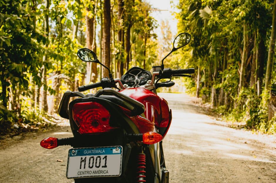 Moto roja en una carretera panorámica, en el chat de Malacatán