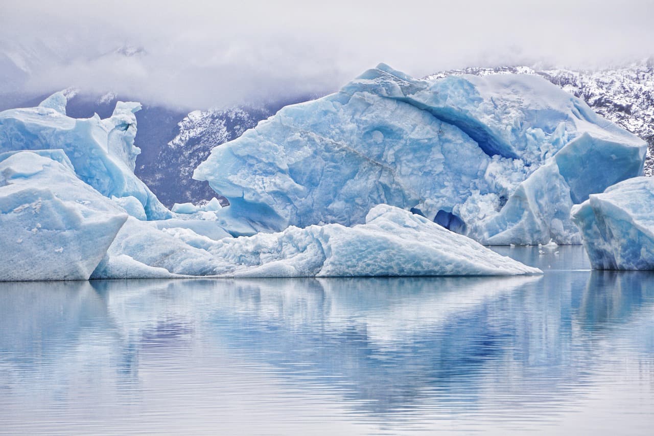 Iceberg flotando en aguas frías, en el chat de Melipilla
