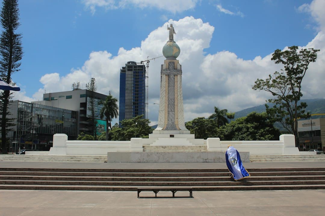 Monumento con una torre con reloj al fondo, en el chat de La Libertad Este