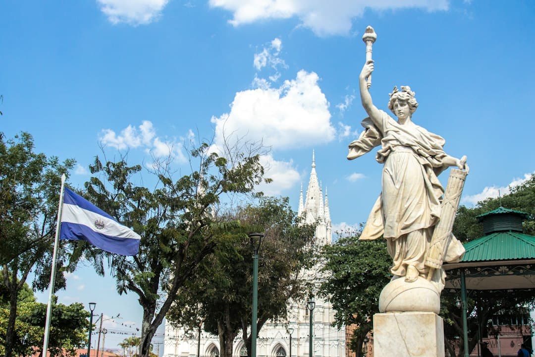 Estatua de una mujer sosteniendo una copa frente a un edificio, en el chat de La Unión Norte