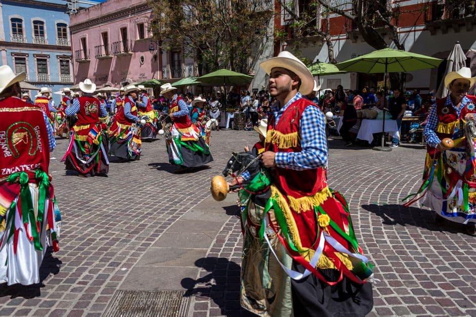 Bailarines con trajes coloridos danzan en una plaza, en la sala de chat de Zacatecas