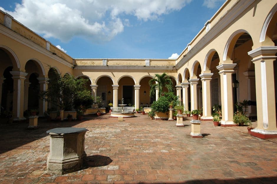 Patio colonial de una casa histórica cubana, en el chat de Contramaestre