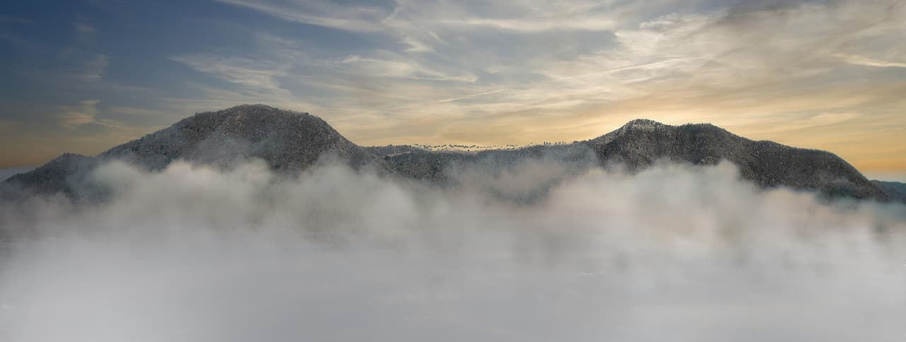 Montañas entre la niebla al amanecer, en el chat de Mayarí