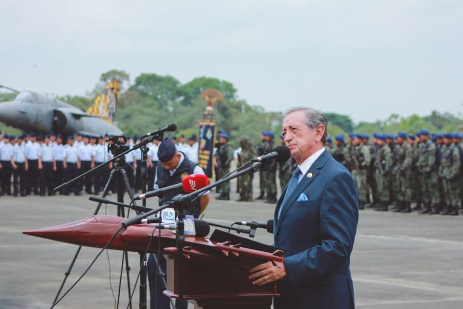 Hombre de traje dando un discurso, en el chat de Presidente Franco