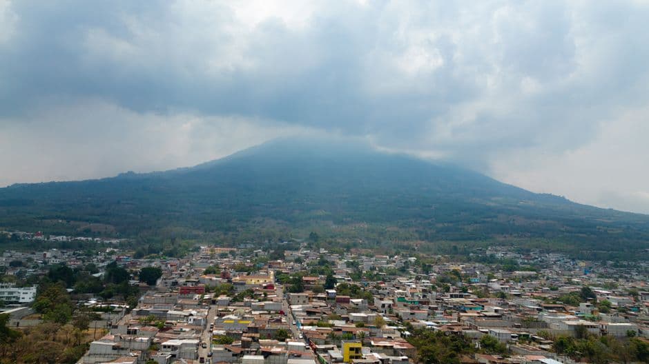 Volcán imponente sobre una ciudad, en la sala de chat de Mixco