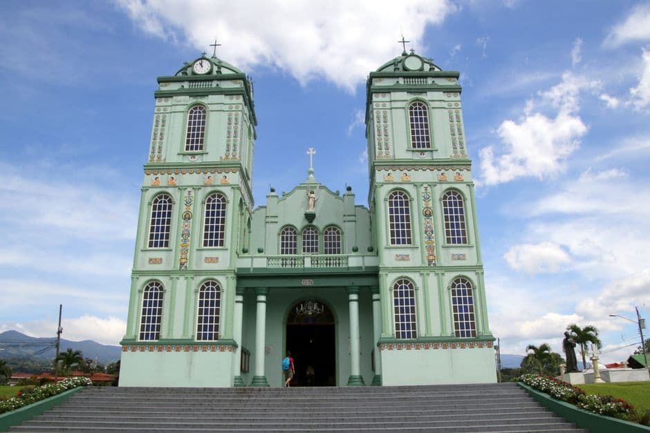 Iglesia sobre unas escaleras contra el cielo azul, en el chat de La Unión