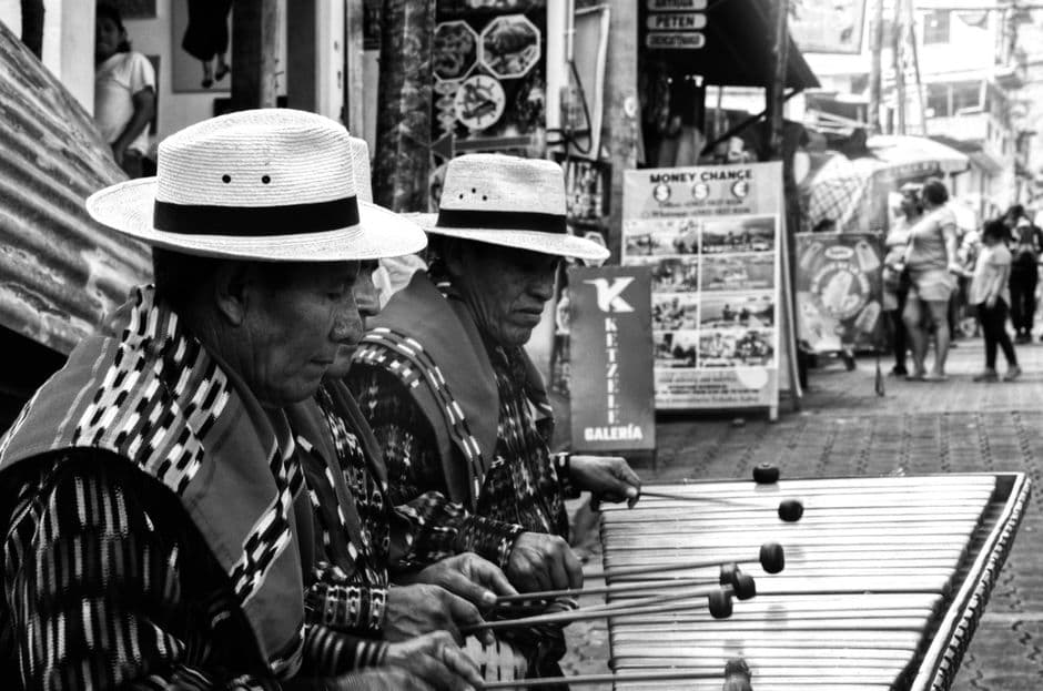 Músicos callejeros ancianos en blanco y negro, en el chat de Senahú
