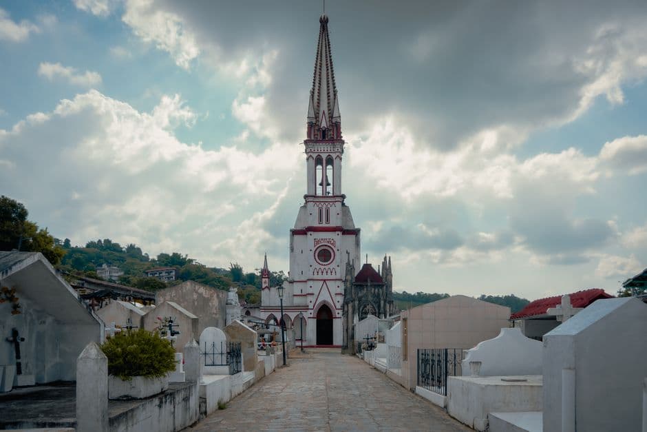 Iglesia con campanario y un cementerio al fondo, en el chat de San Ignacio de Sabaneta