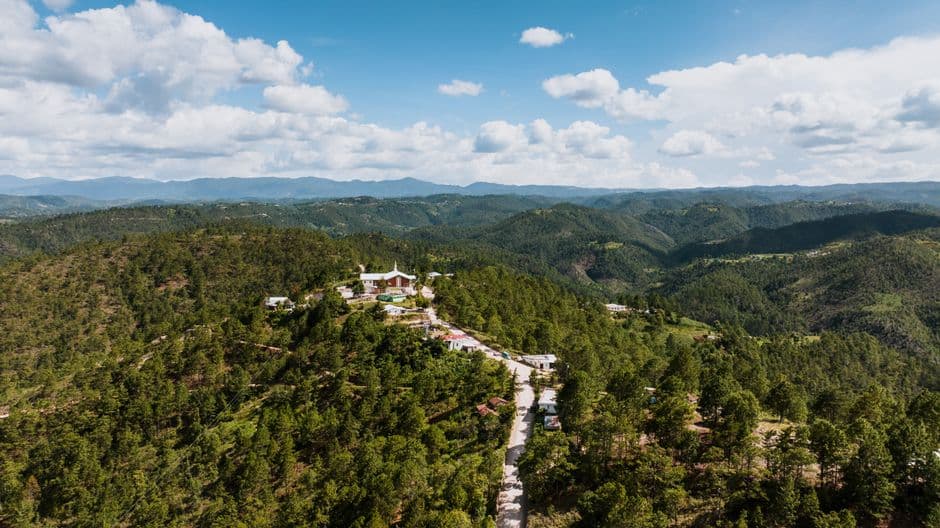 Montañas y árboles desde una cima, en la sala de chat de Villa Nueva