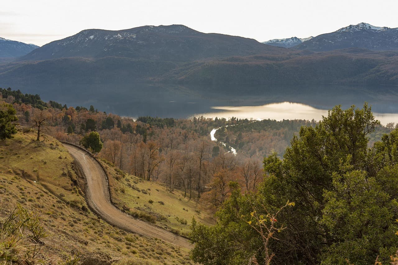 Amanecer en un paisaje de montaña y lago, en el chat de San Martín Jilotepeque